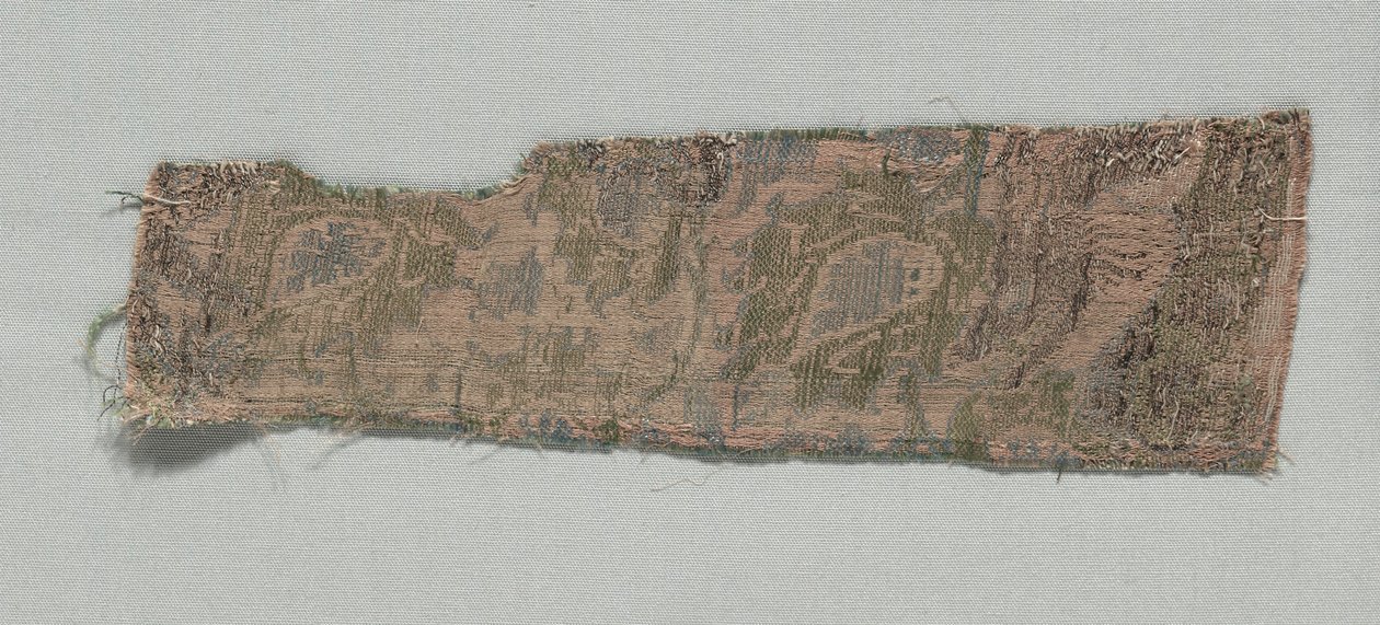 イタリアのゴシックシルクの3つの断片、1350〜1399年。 作： 不明
