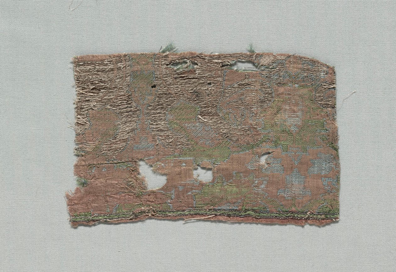 イタリアのゴシックシルクの3つの断片、1350〜1399年。 作： 不明