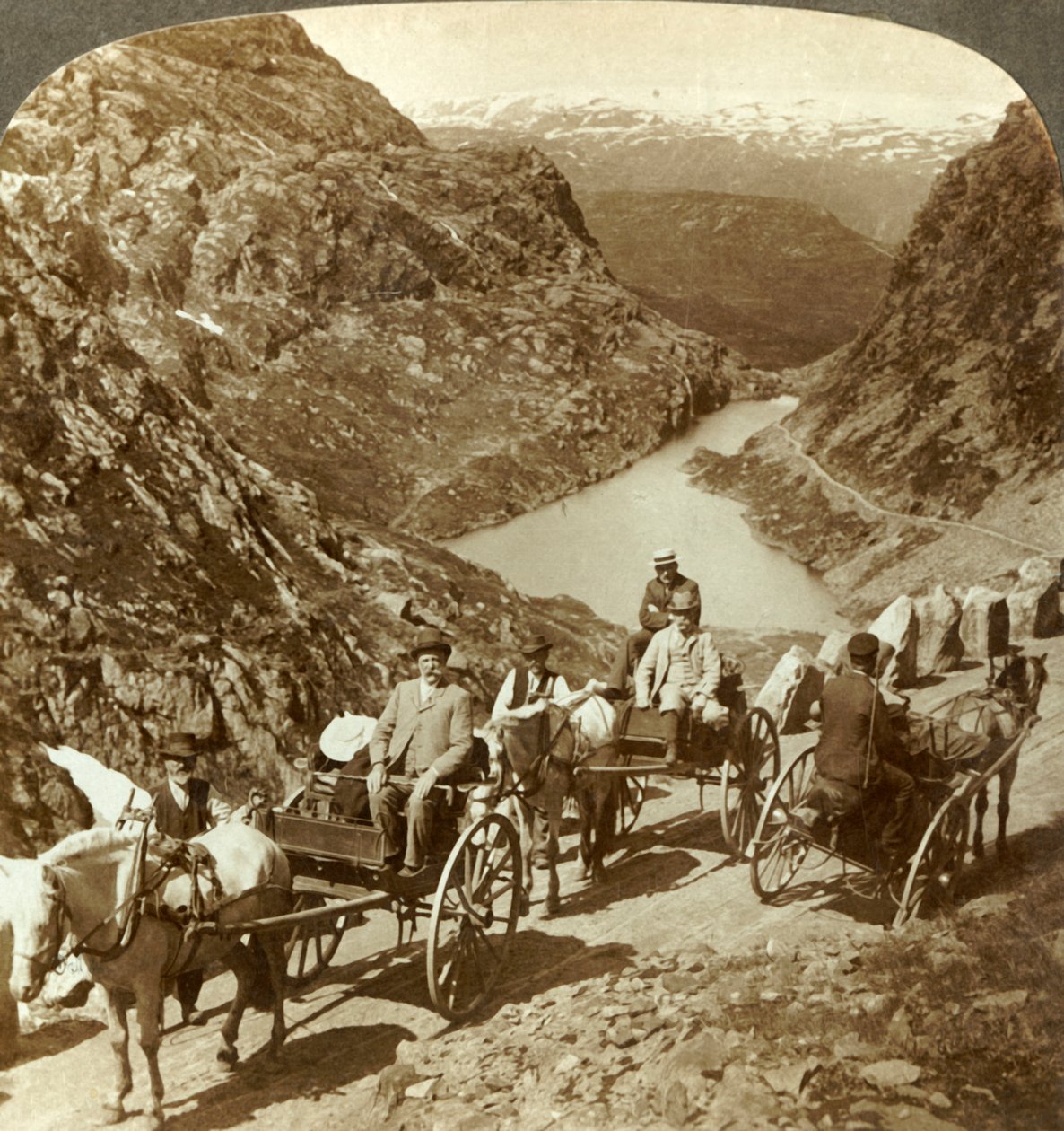 ノルウェー、セリエスタッドの野生の渓谷を通る山道の旅行者、c1905。 作： 不明