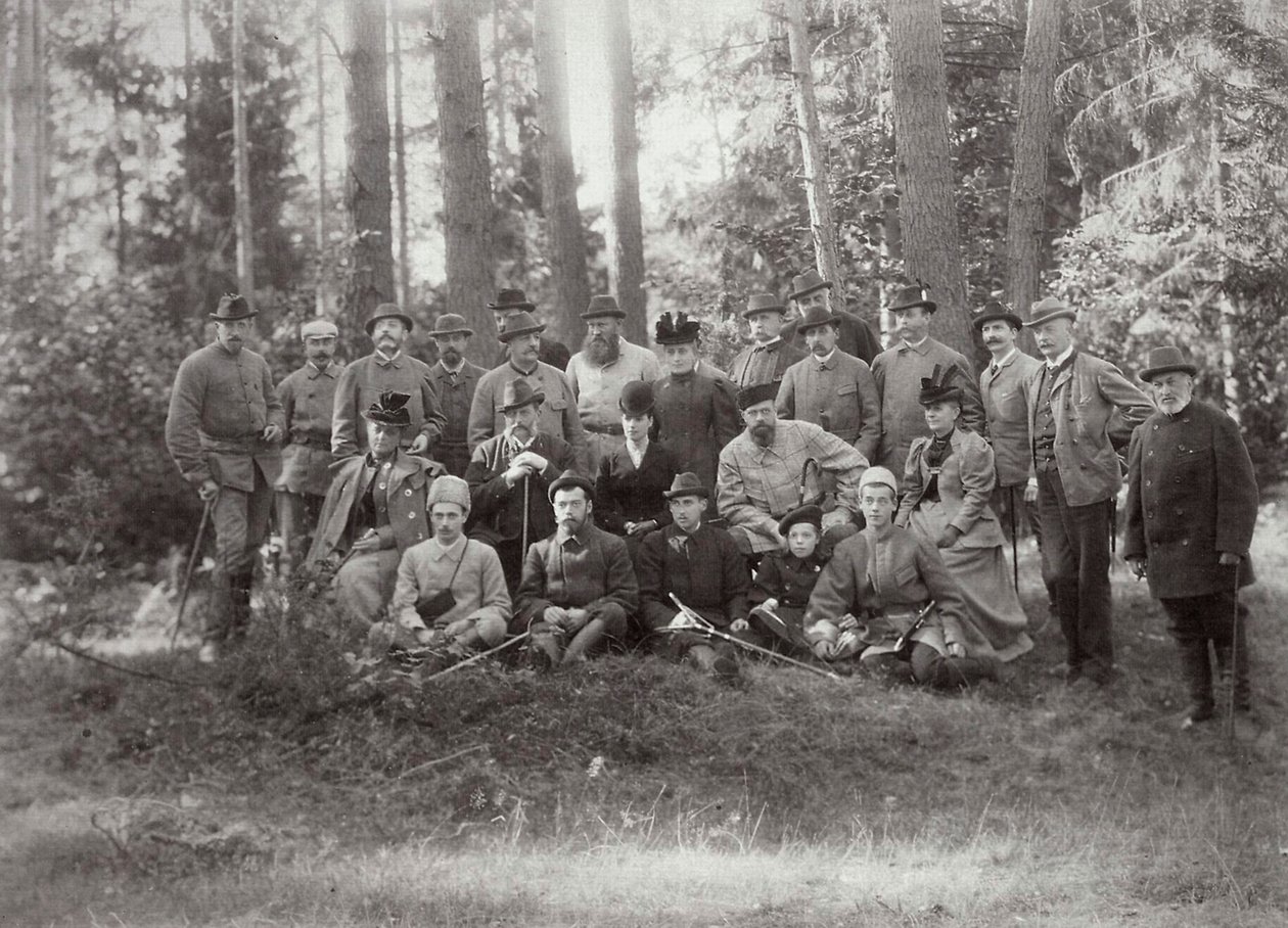 ロシアのビャウォヴィエジャの森で家族と友人と一緒に狩りをする皇帝アレクサンドル3世、1894年 作： 不明