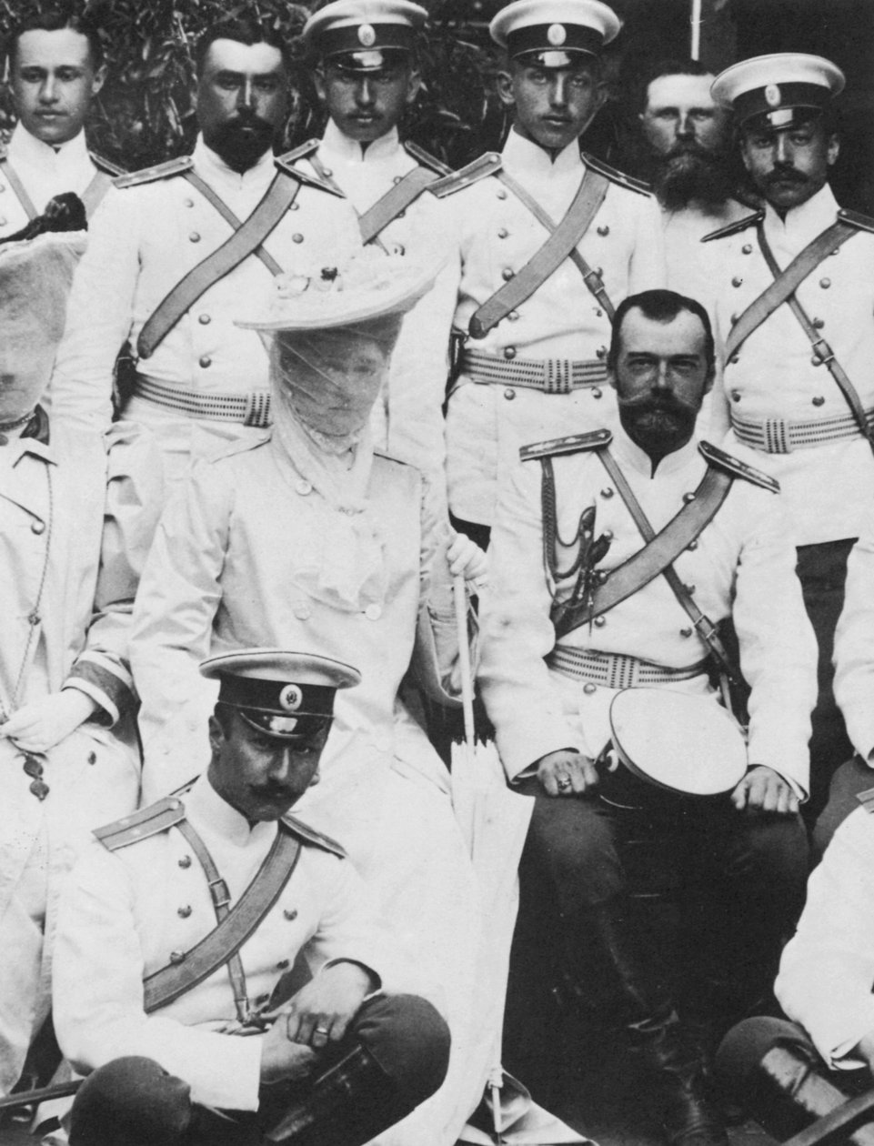 ロシアの皇帝ニコラス2世とツァリナアレクサンドラフョードロヴナ、陸軍将校のグループ、c1904 作： 不明