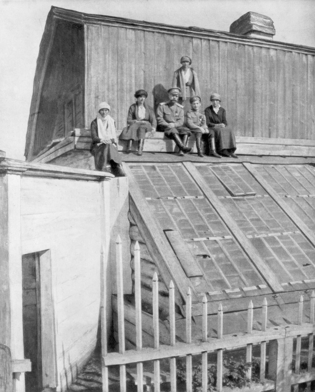 1917年にロシア、シベリアのトボリスクにある温室に座っているニコラス2世とその子供たち 作： 不明