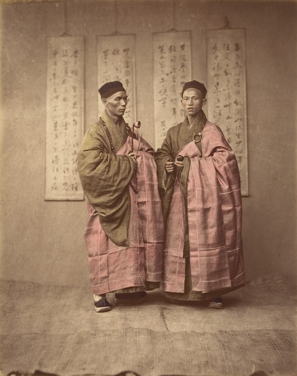[一致する伝統的なドレスを着た 2 人の中国人男性]、1870 年代。 作： 不明