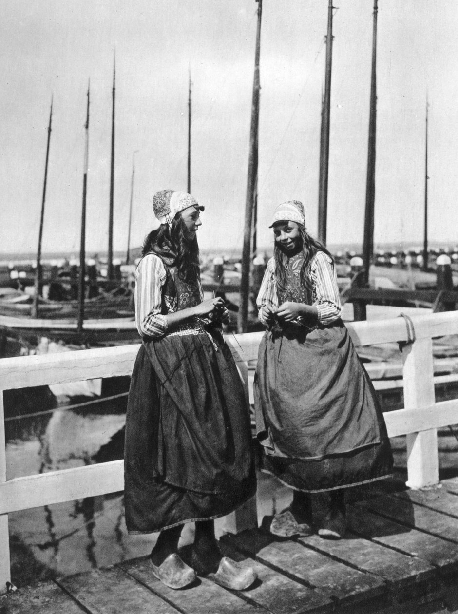 着陸段階の2人の女の子、マルケン、オランダ、c1934 作： 不明