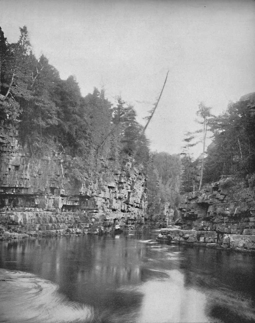 Au Sable Chasmの上端、Adirondacks、c1897。 作： 不明