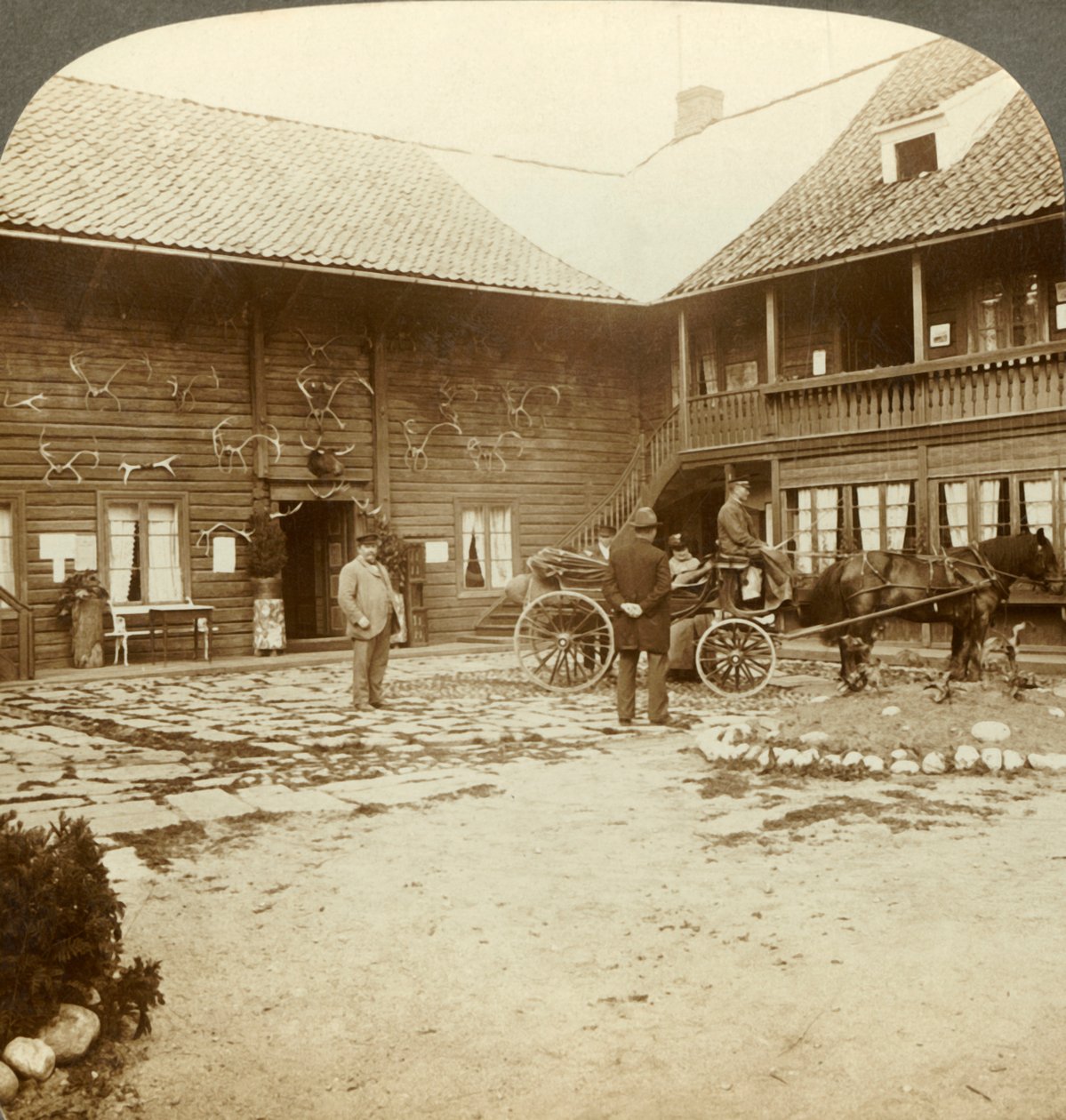 険しいノルウェーのc1905にあるコングスベルグのトナカイの角で飾られたビクトリアホテル。 作： 不明