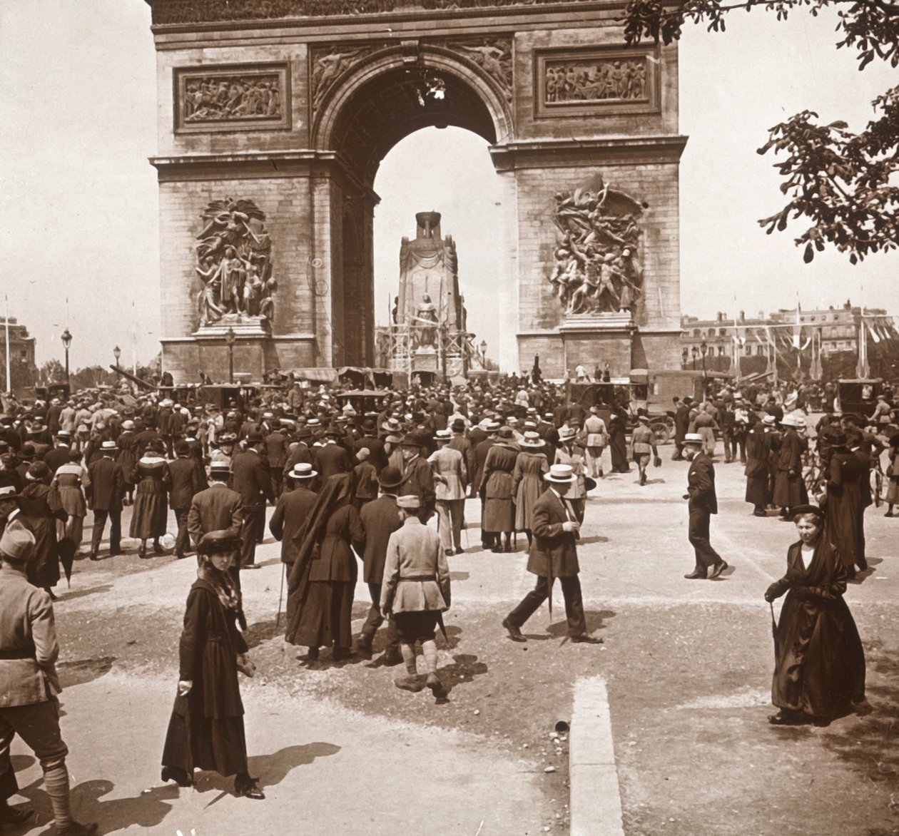 勝利のお祝い、1919年7月、フランス、パリの凱旋門の民間人。 作： 不明