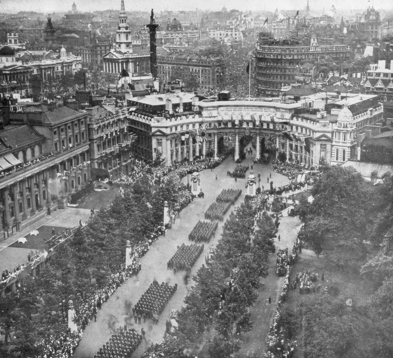 アドミラルティアーチを通過してモールを下る勝利パレード、1919年7月19日、1926年 作： 不明