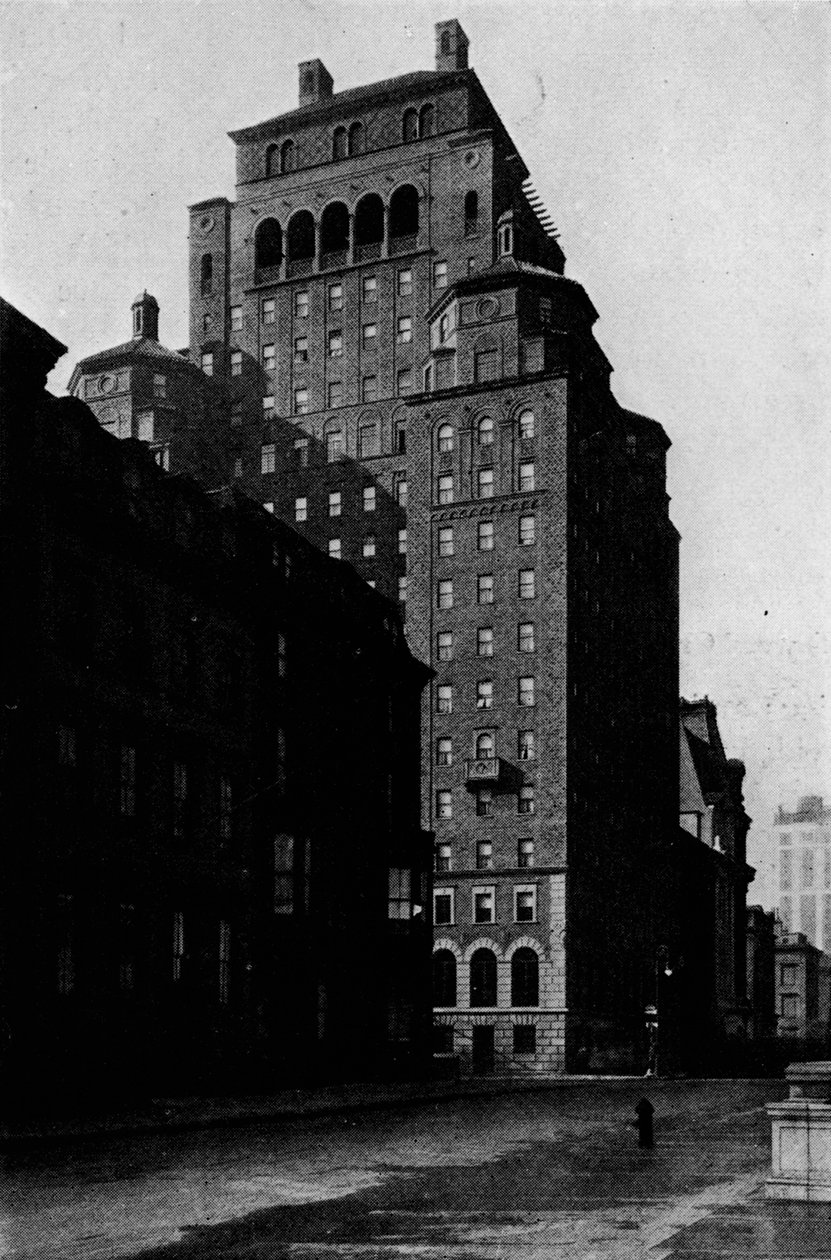 1924年ニューヨーク市、フラタニティクラブビルディングのマディソンアベニューを南向きに見る 作： 不明