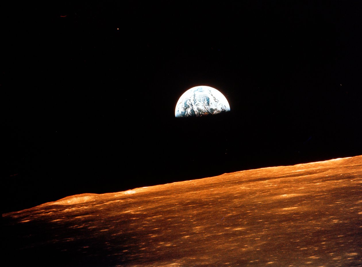 1969年、月を周回するアポロ10号からの地球の眺め 作： 不明