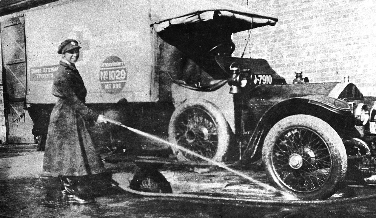 ボランティアのイギリス人女性ドライバーが救急車を洗う、ケンブリッジ、第一次世界大戦、1915 作： 不明