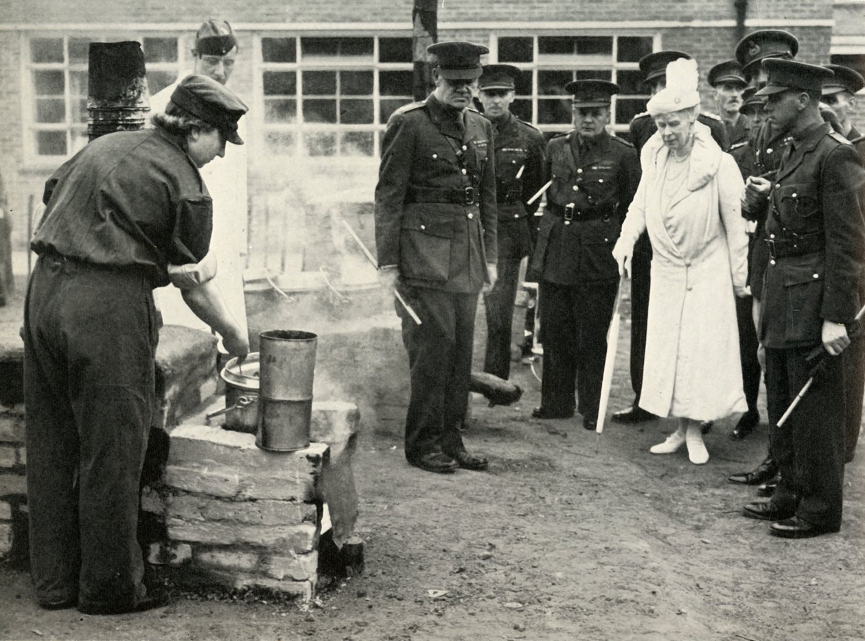 ATSの女の子が職場で見ている...アルダーショットの陸軍料理学校、1941年、c1941。 作： 不明