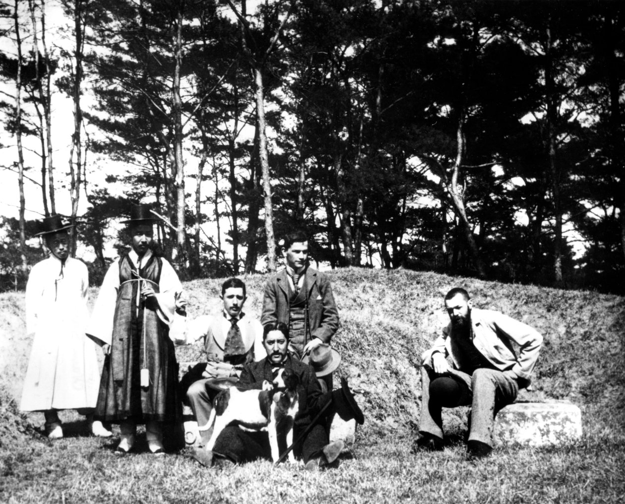 地元の人々との西洋の訪問者、ナムサン、韓国、1900 作： 不明
