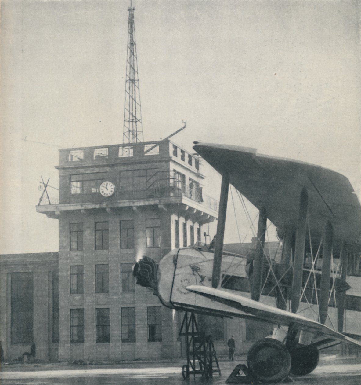 グレートエアロドロームの役員がフライングパイロットと連絡を取り合う場所、c1935 作： 不明