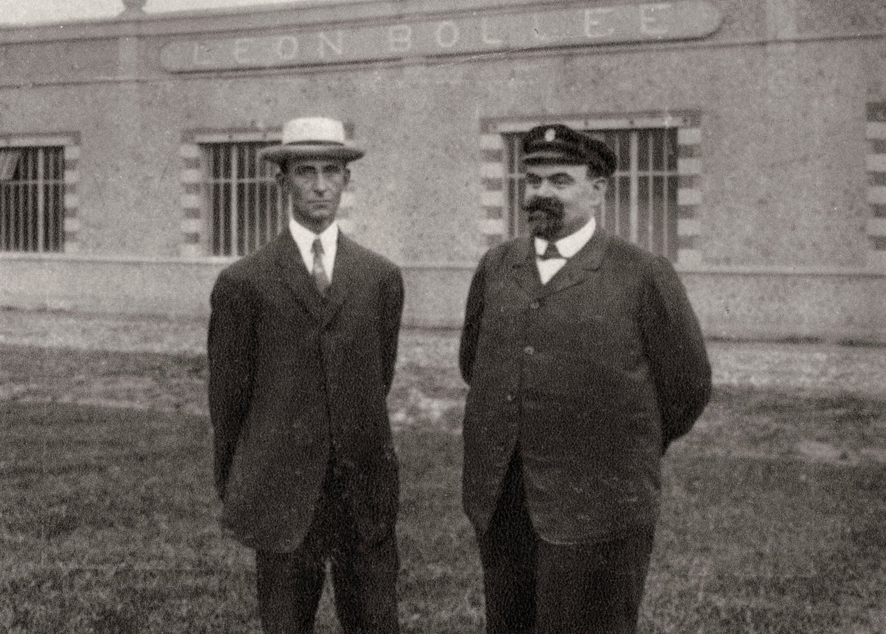 アメリカの飛行士、ウィルバーライトとフランスの発明家で自動車メーカーのレオンボリー、1908年 作： 不明