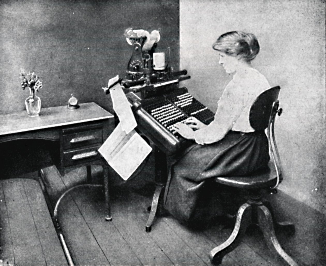 モノタイプキーボードの女性オペレーター、1917年 作： 不明