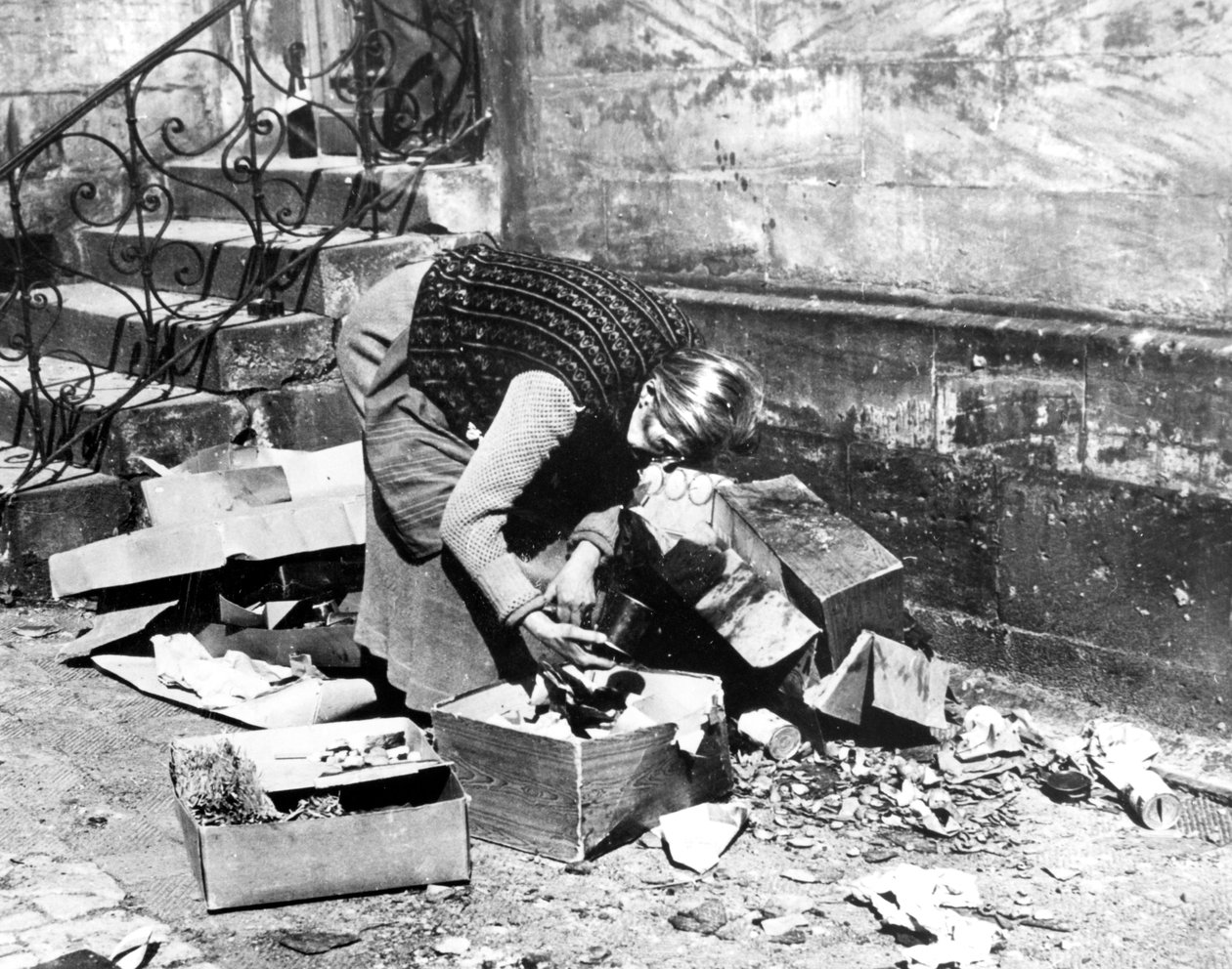 1945年4月、ドイツ、バイロイト、食べ物を探す女性 作： 不明
