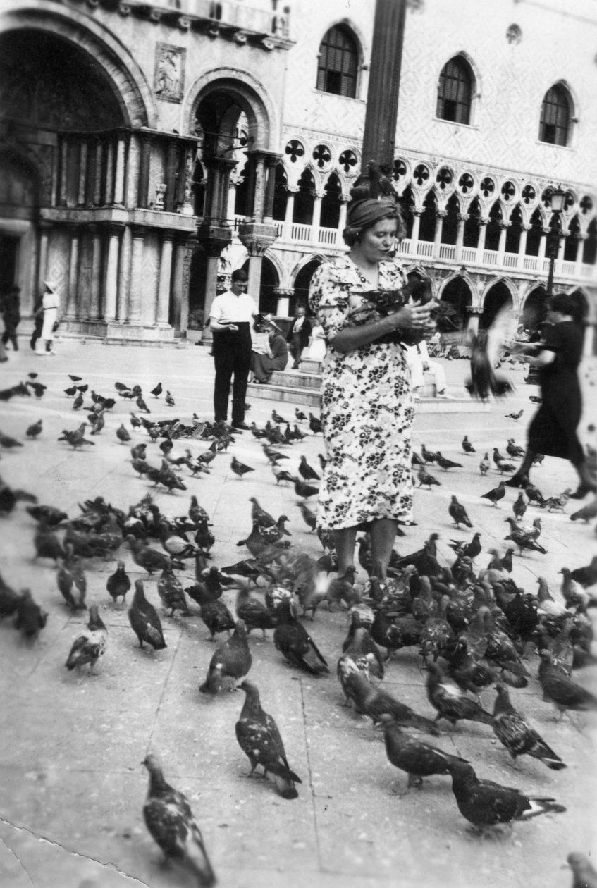 ハト、聖マルコ広場、ヴェネツィア、イタリア、1938に囲まれた女性 作： 不明