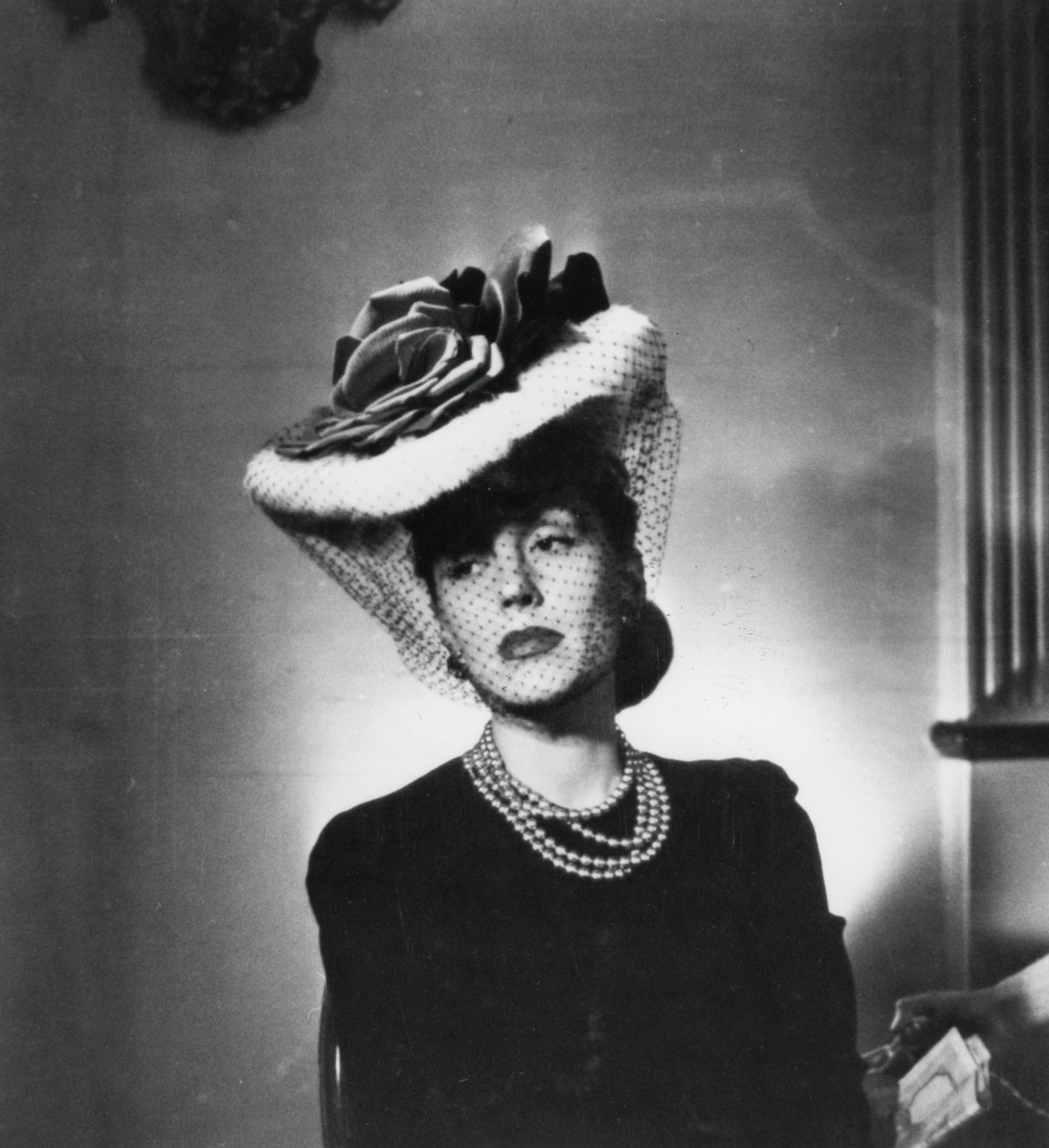 1943年フランスのファッションデザイナー、ジャックファスの帽子とベールを身に着けた女性 作： 不明