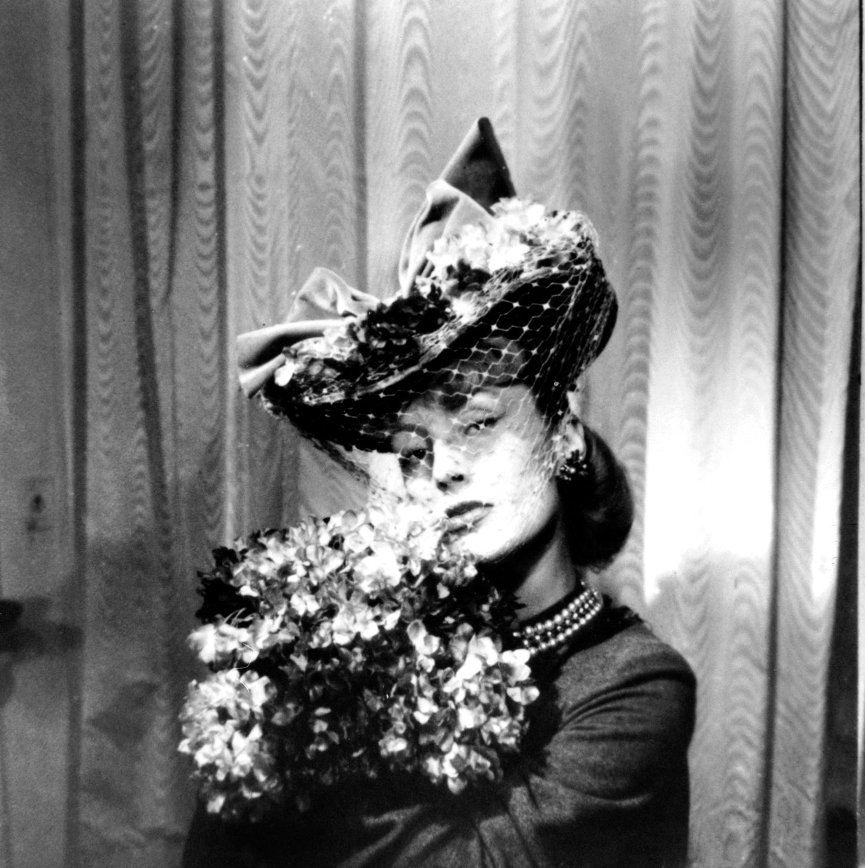 ベール付きの帽子をかぶって花束を持った女性、パリ、1943 作： 不明