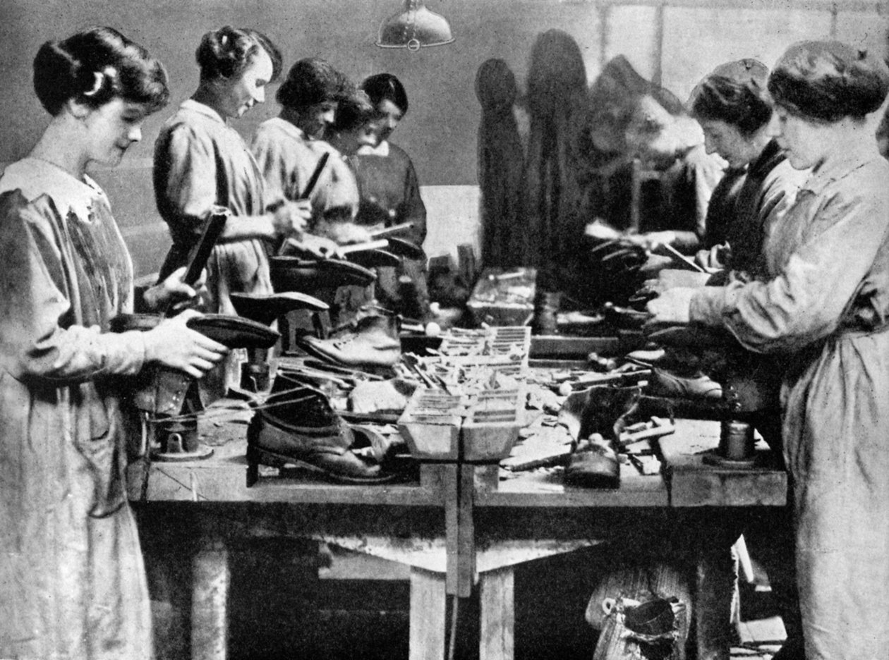 戦争の努力のために靴を修理している女性の靴屋、1914-1918 1936 作： 不明