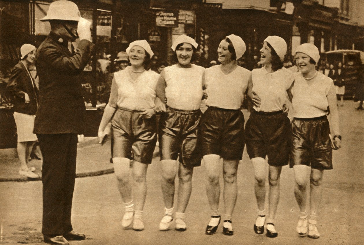 1930年、1933年、ショーツを着た女性。 作： 不明