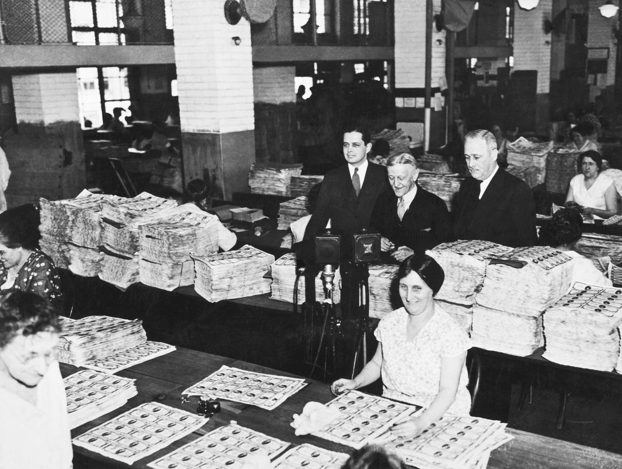 お金を稼ぐ労働者たち（ワシントンD.C.、1929年頃）（モノクロ写真 作： 不明