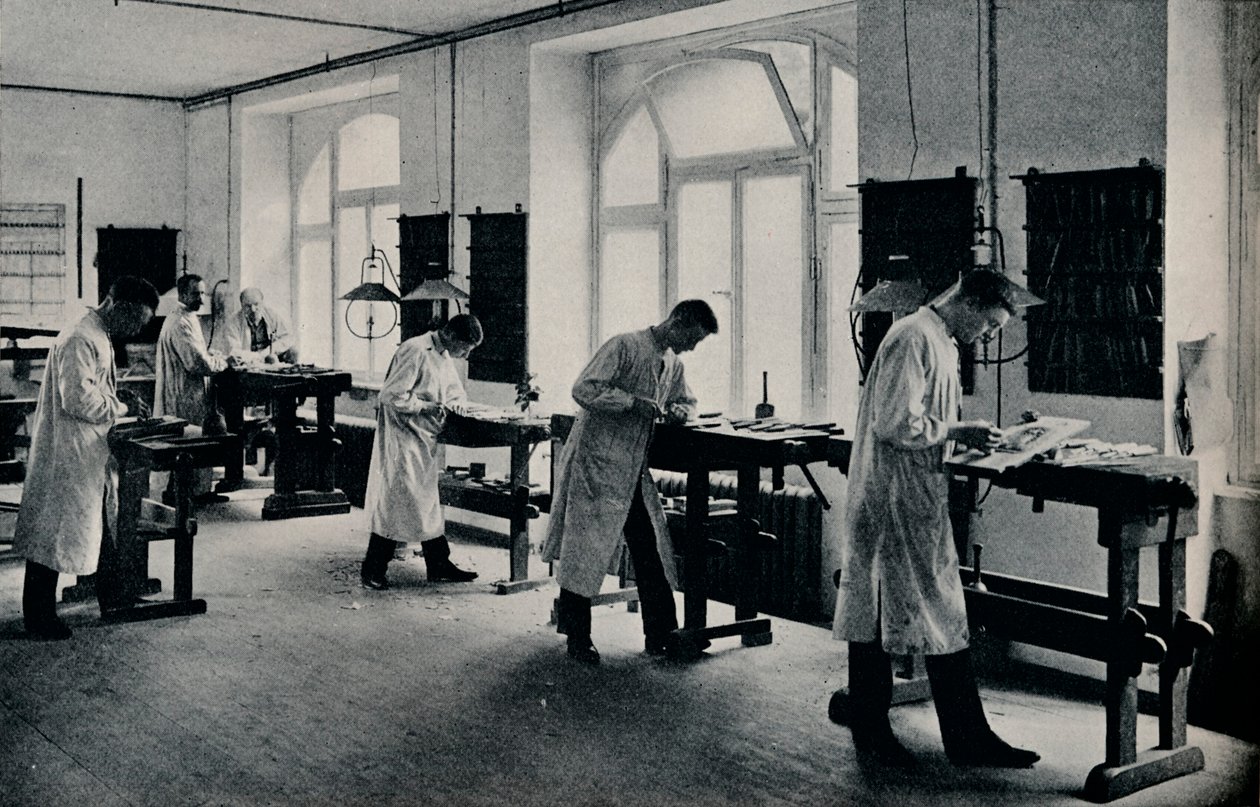ドイツのフレンスブルクにある工芸技術学校のワークショップ。 c1908 作： 不明