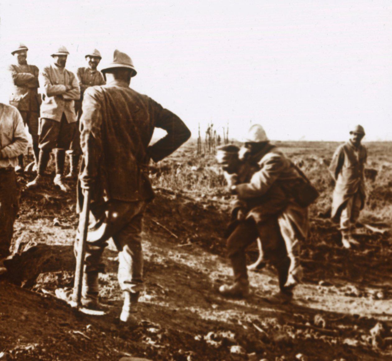 負傷した兵士、フランス北部のオートシュヴォシェ、c1914-c1918 作： 不明