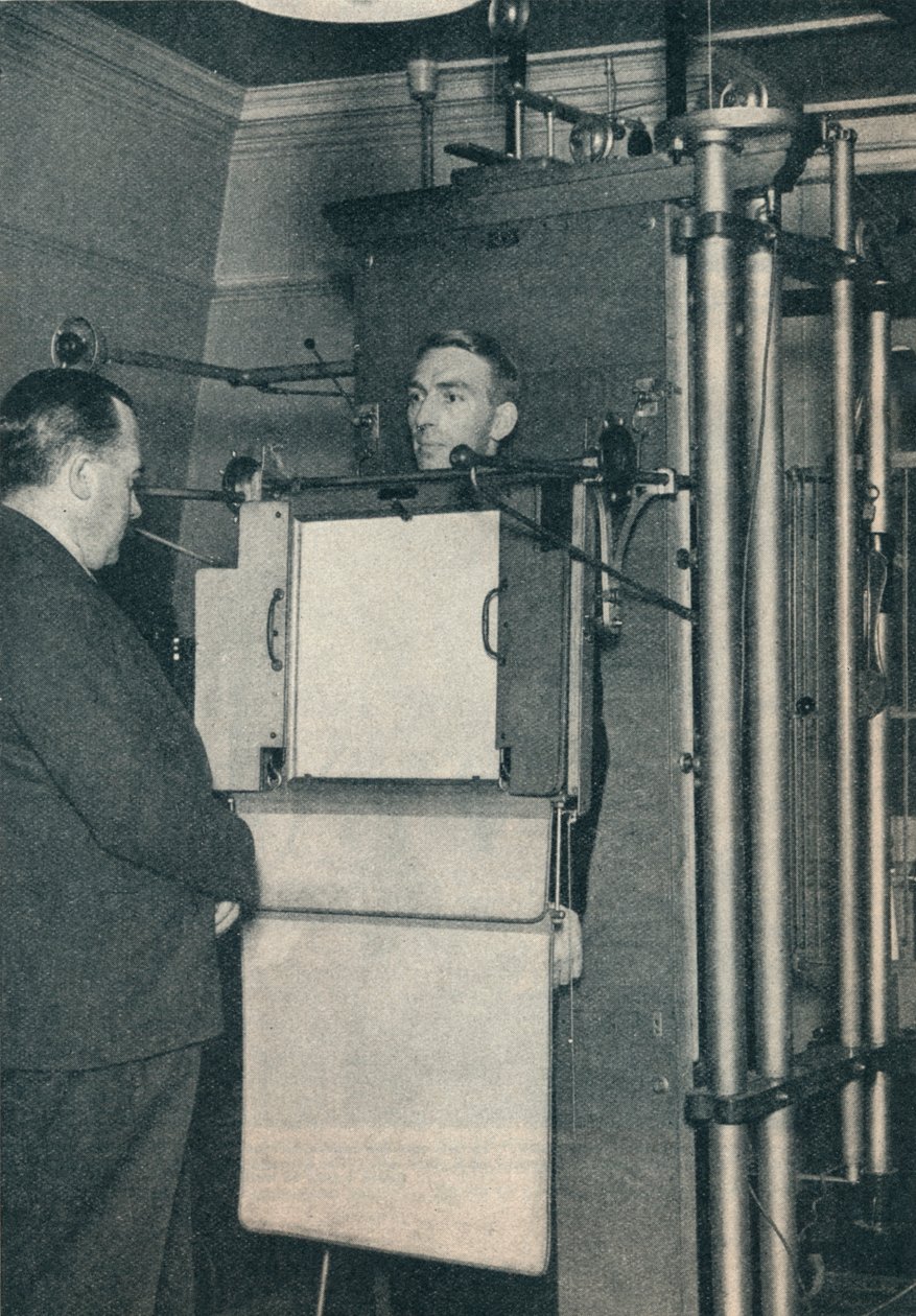 心臓または肺疾患の疑いのある症例の検査に使用されるX線装置、c1935 c1937 作： 不明