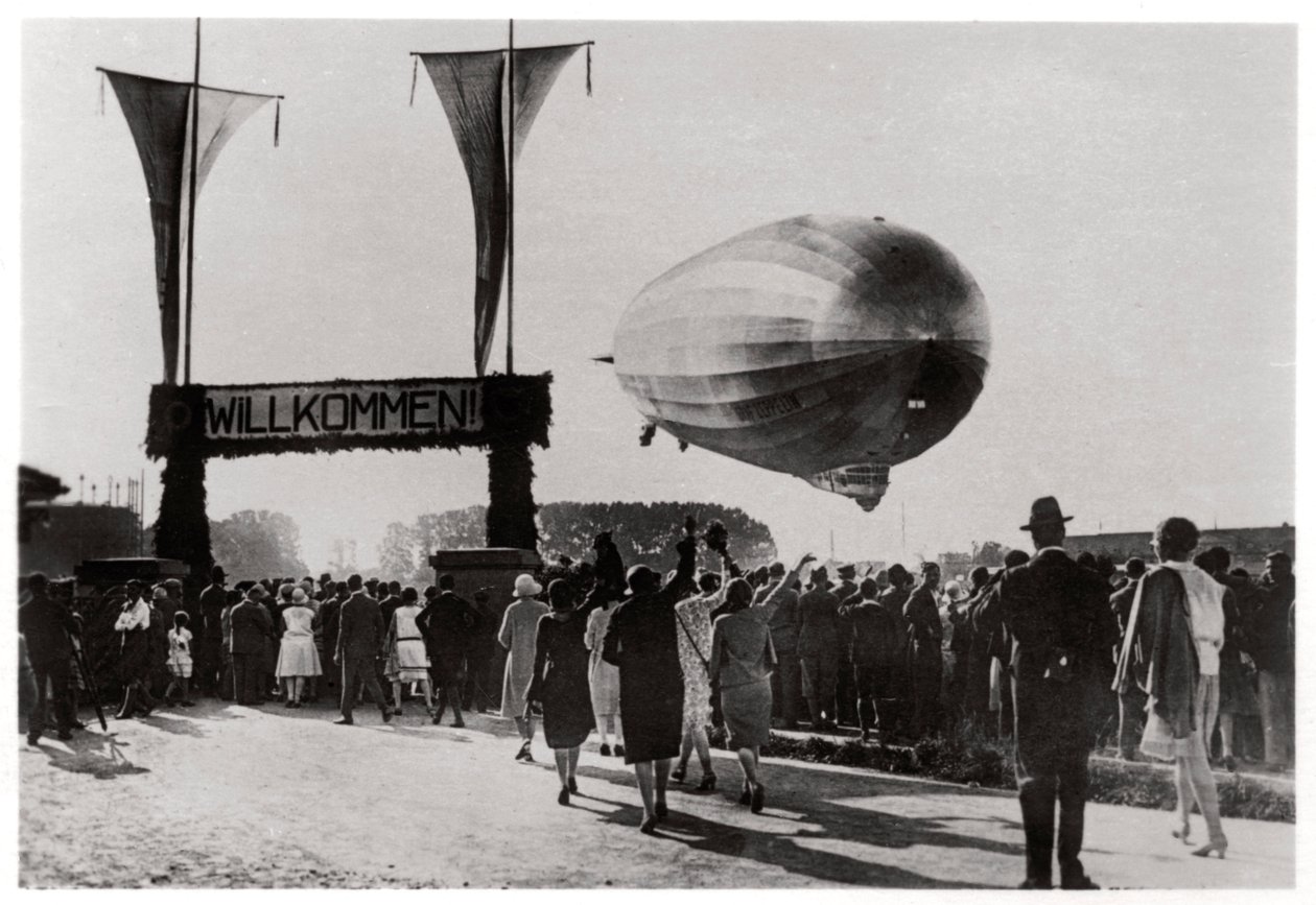 ツェッペリンLZ 127グラーフツェッペリンが1933年ドイツのフリードリヒスハーフェンに上陸 作： 不明