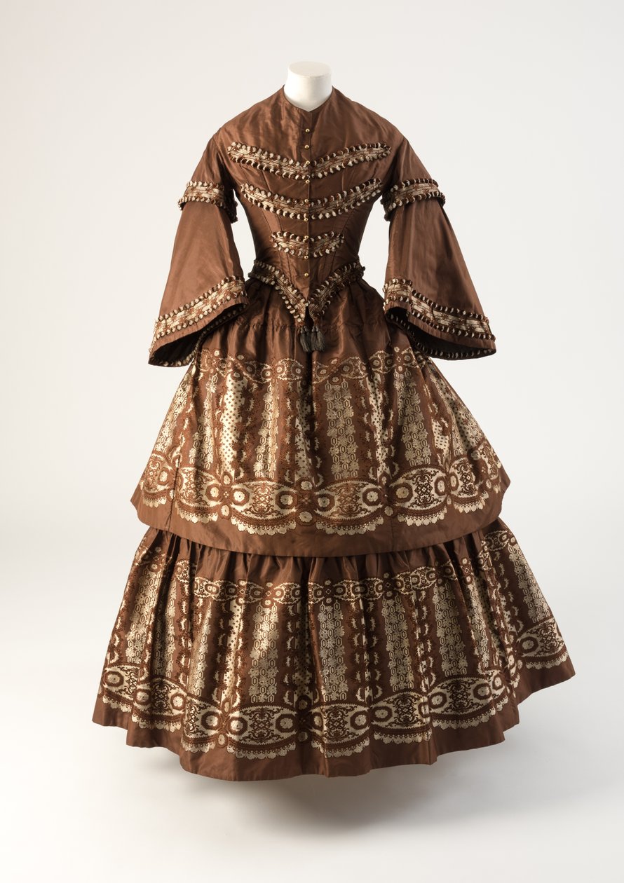 ブラウンとクリーム色のシルクのドレス。1850年代（シルク）の風合いで織り込まれたフリル 作： 不明不明