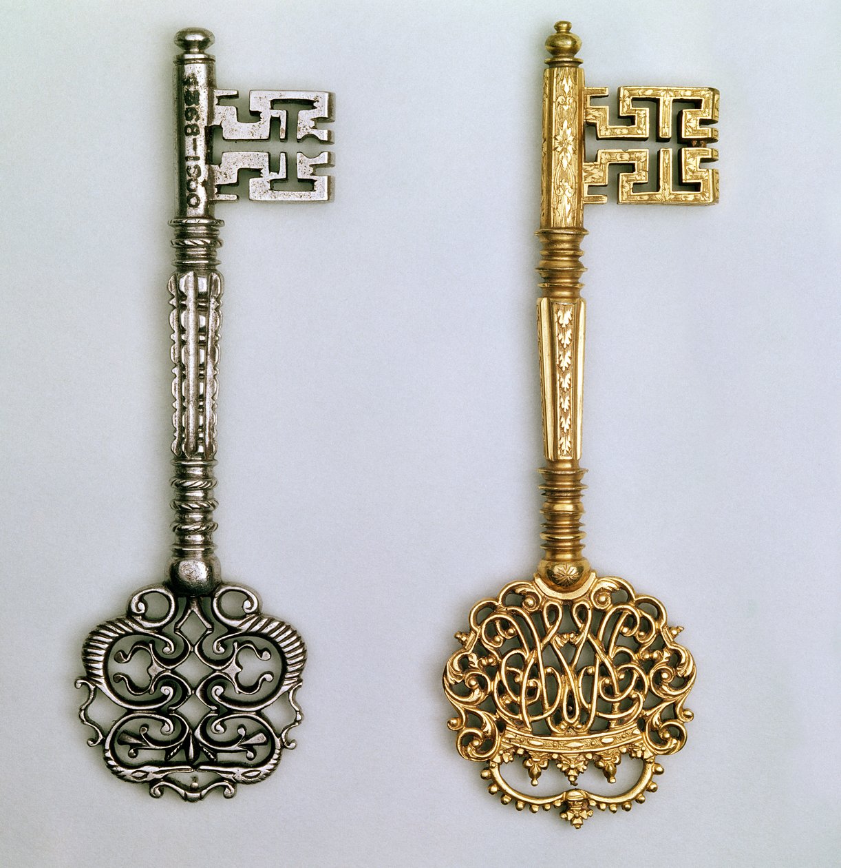 左から右のキー：ロイヤルサイファーを組み込んだ儀式のチェンバレンデザイン、18世紀初頭の金箔。 18世紀の鋼 作： 不明不明