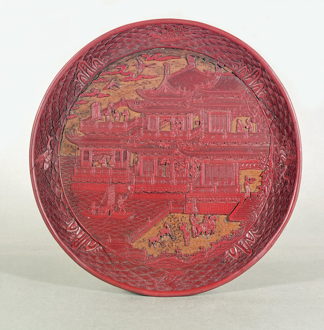 「唐王子の蘭館、1489年を描いた彫刻が施された漆皿 作： 不明不明