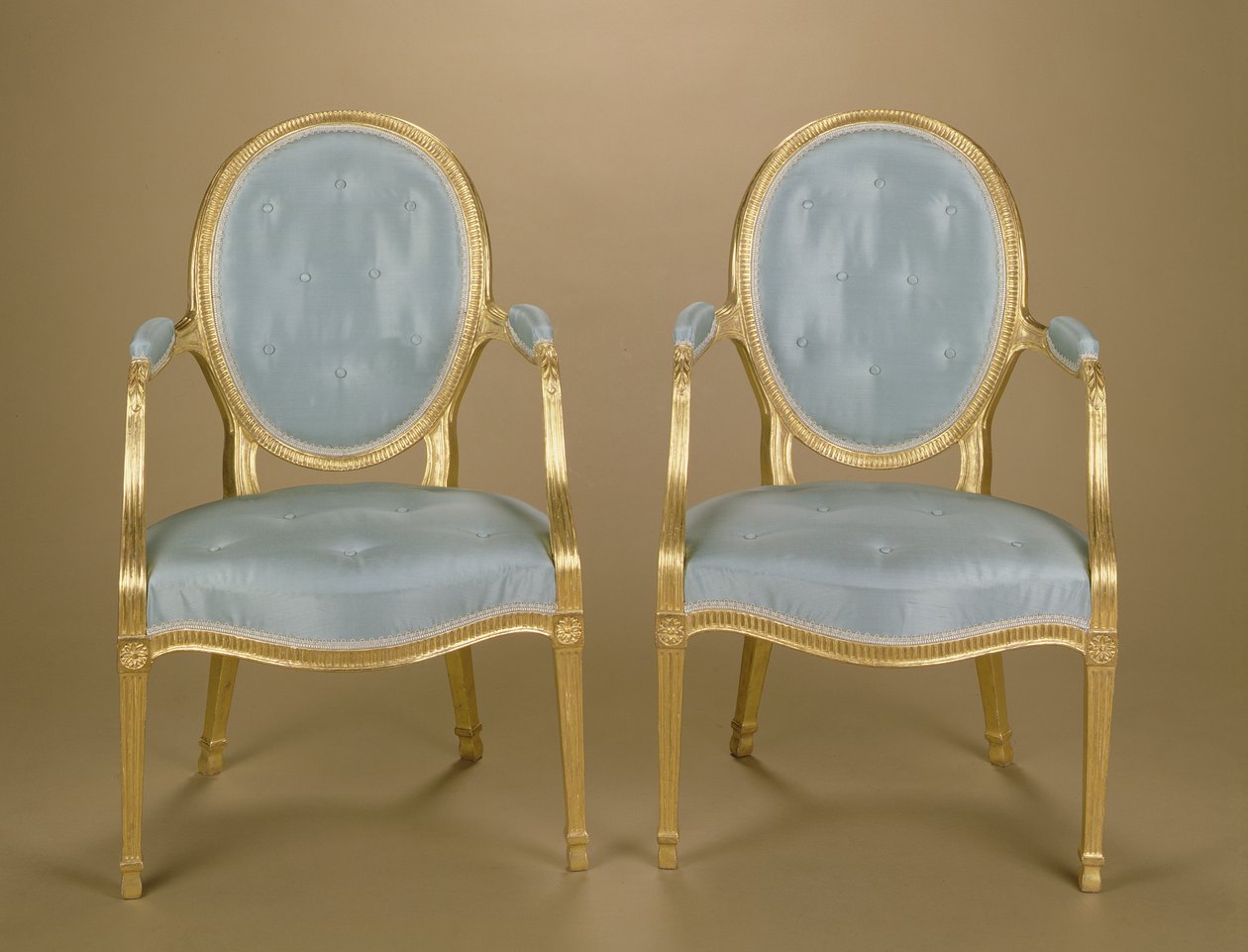 アダムの楕円形の金メッキのカーバーチェアのペア、青の布張り、c.1780 作： 不明不明