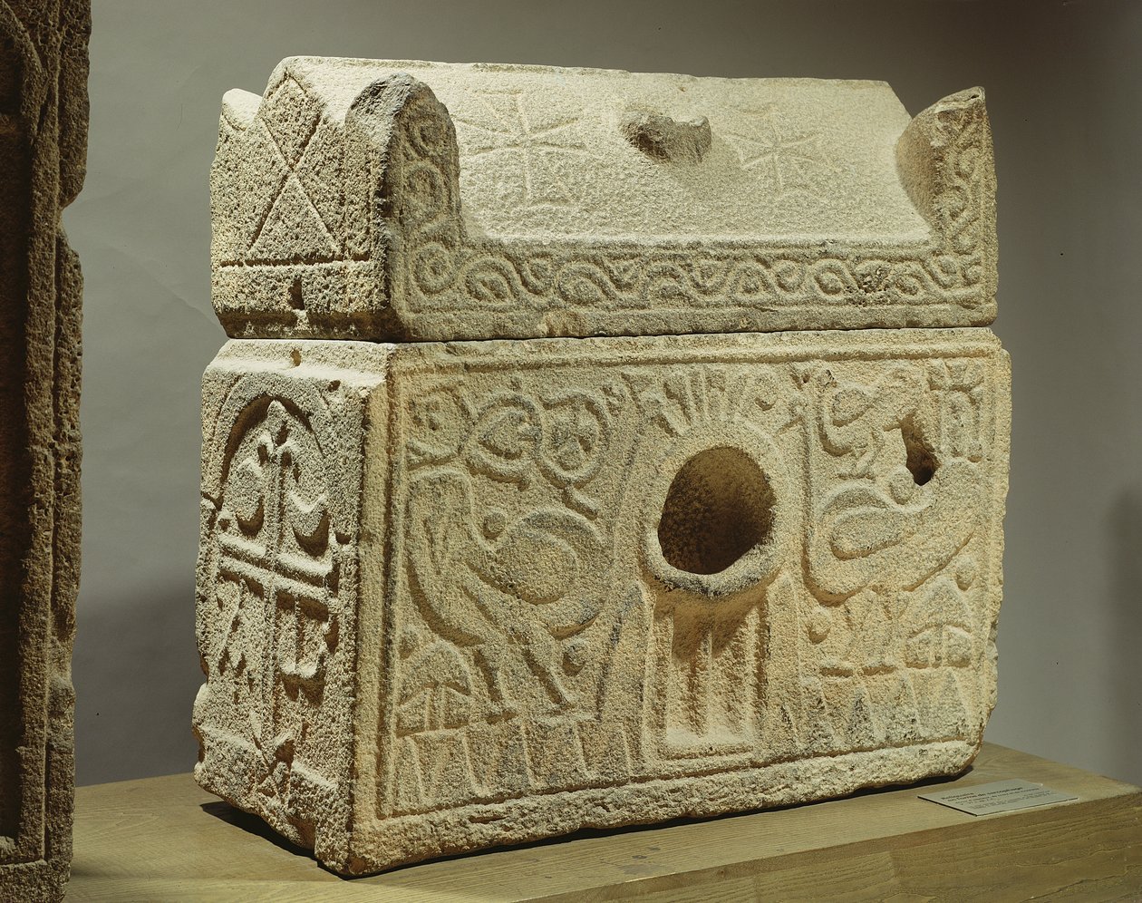 石棺の形をした聖遺物箱、シマール、6〜7世紀（玄武岩） 作： 不明不明