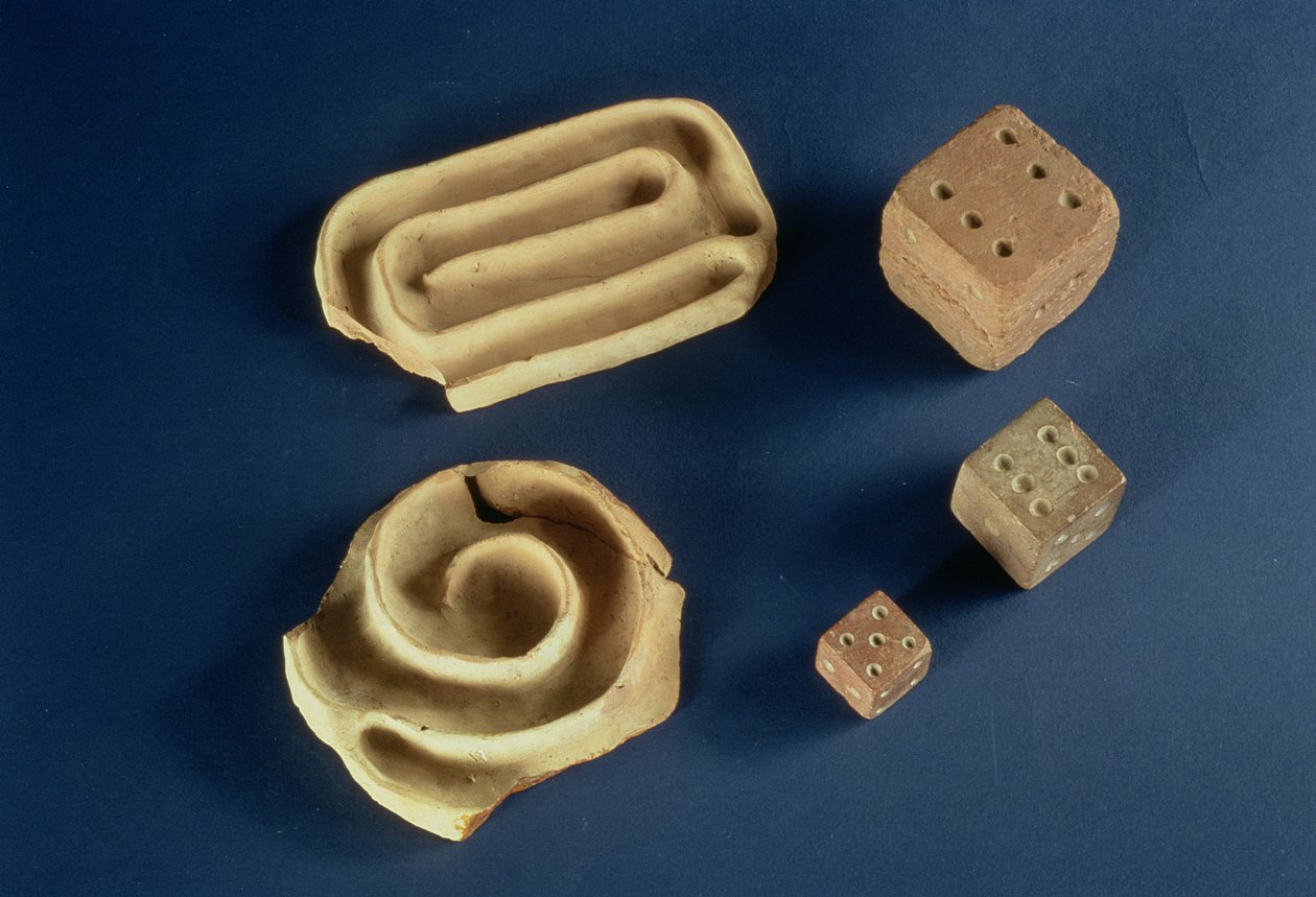 砂岩のサイコロとテラコッタの迷路ゲーム、ハラッパ、紀元前2300年〜1750年 作： 不明不明