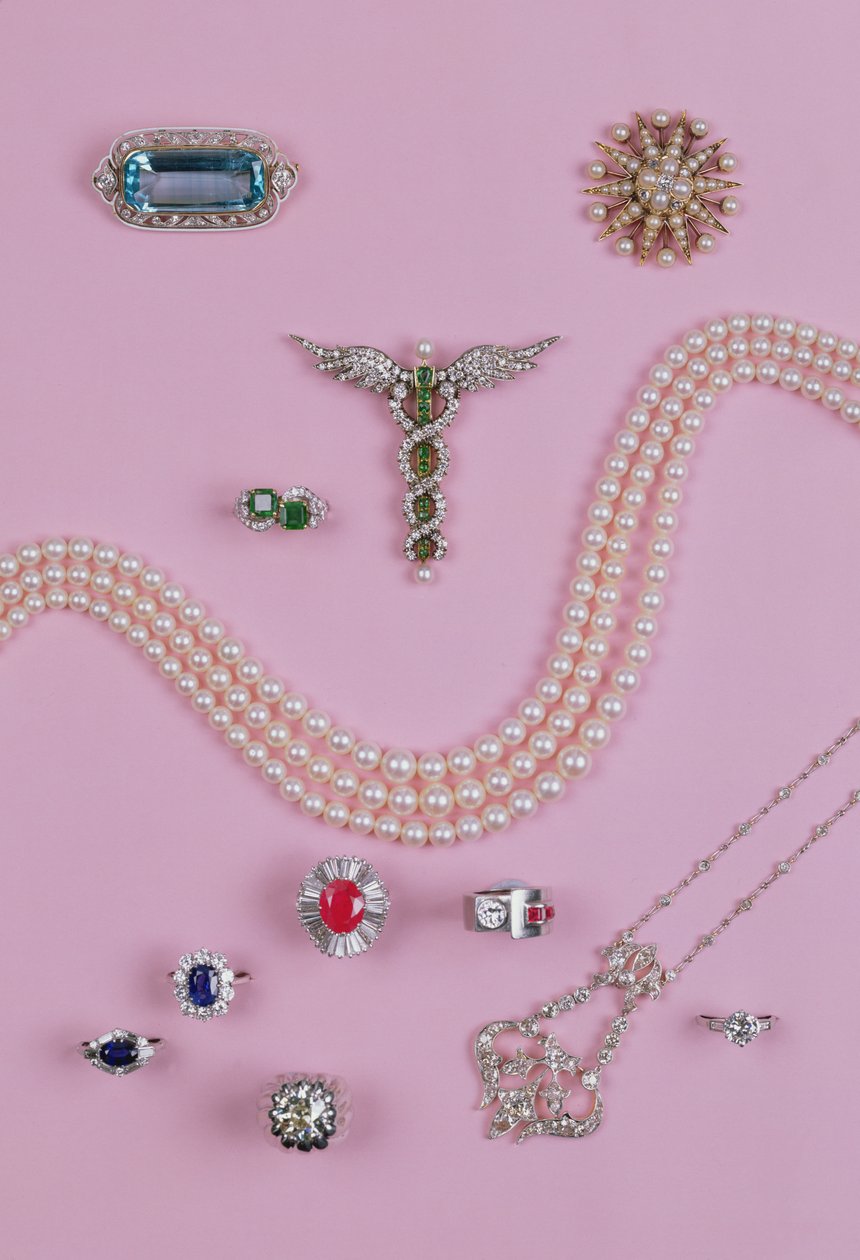 ビクトリア朝とエドワード朝のジュエリーのセレクション：アクアマリンブローチ、10ポイントスターブローチ、ダイヤモンドとプラチナペンダント、サファイア、ルビー、エメラルドリング 作： 不明不明