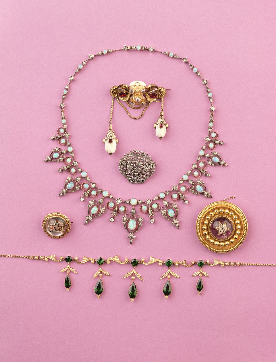 ビクトリア朝のジュエリーのセレクション：トルマリンとスプリットパールフリンジネックレス。ローズカットダイヤモンドオーバルブローチ。オパールとダイヤモンドのネックレス。カブションアメジストスターブローチ;歯をむくトラのエセックスクリスタル 作： 不明不明