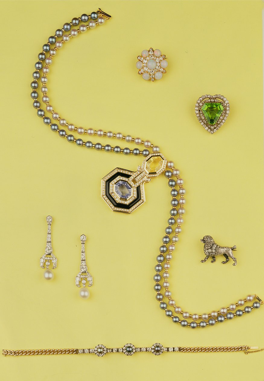 Auswahl an Schmuck: Art-Deco-Stil Zuchtperlenkette mit gelben und blauen Saphiren; Diamant- und Perlenanhänger-Ohrringe; Opal- und Rosendiamant-Cluster-Sternbrosche; Rosendiamant-Pudel-Brosche von Unbekannt Unbekannt