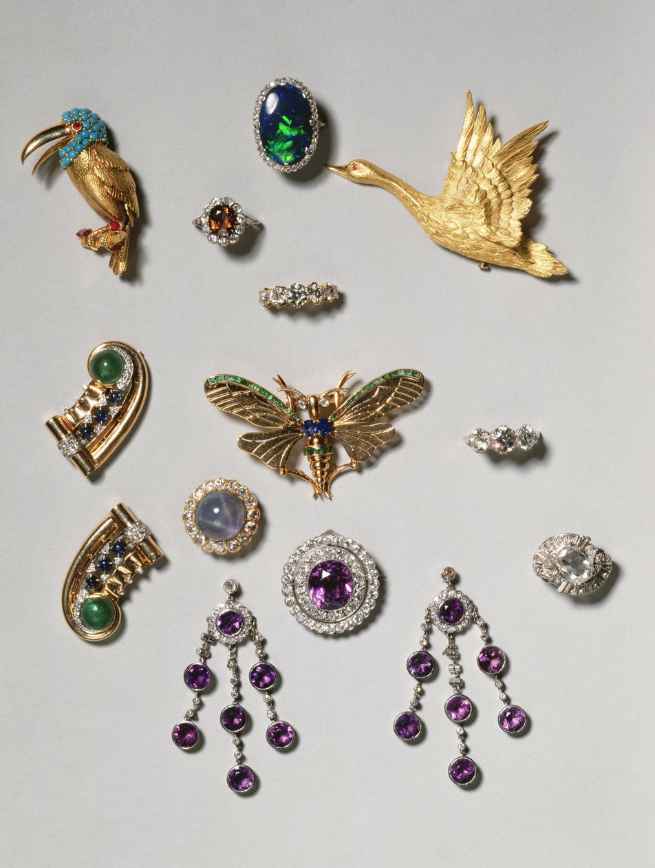 ジュエリーのセレクション：アメジストとダイヤモンドのシャンデリアピアス。カブションスターサファイアとダイヤモンドブローチ。ブラックオパールリング;アメジストとダイヤモンドのブローチまたはペンダント。ゴールドフライングスワンクリップブローチ。ティフ 作： 不明不明