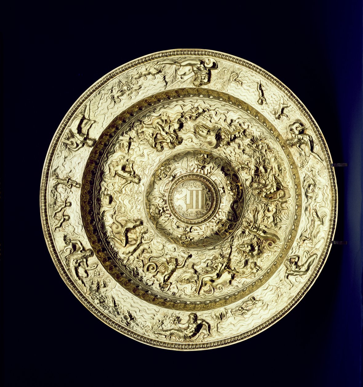 銀金の盆地、エンボス加工、追跡および刻印、フランス語、c.1560-83 作： 不明不明