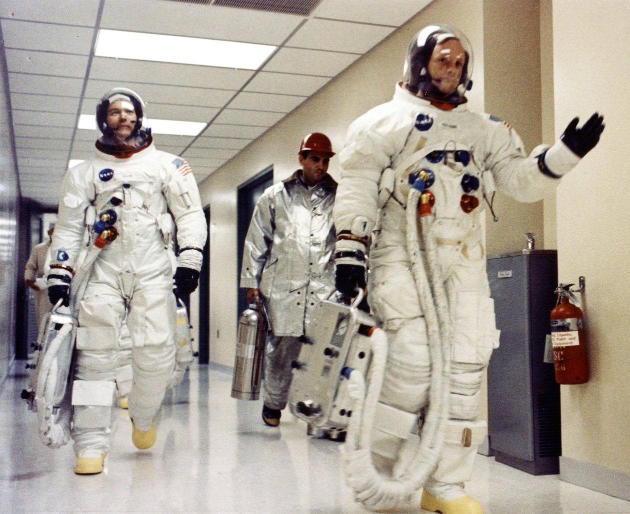 アポロ11号の乗組員、1969年にコンプレックスを打ち上げる途中 作： 不明不明