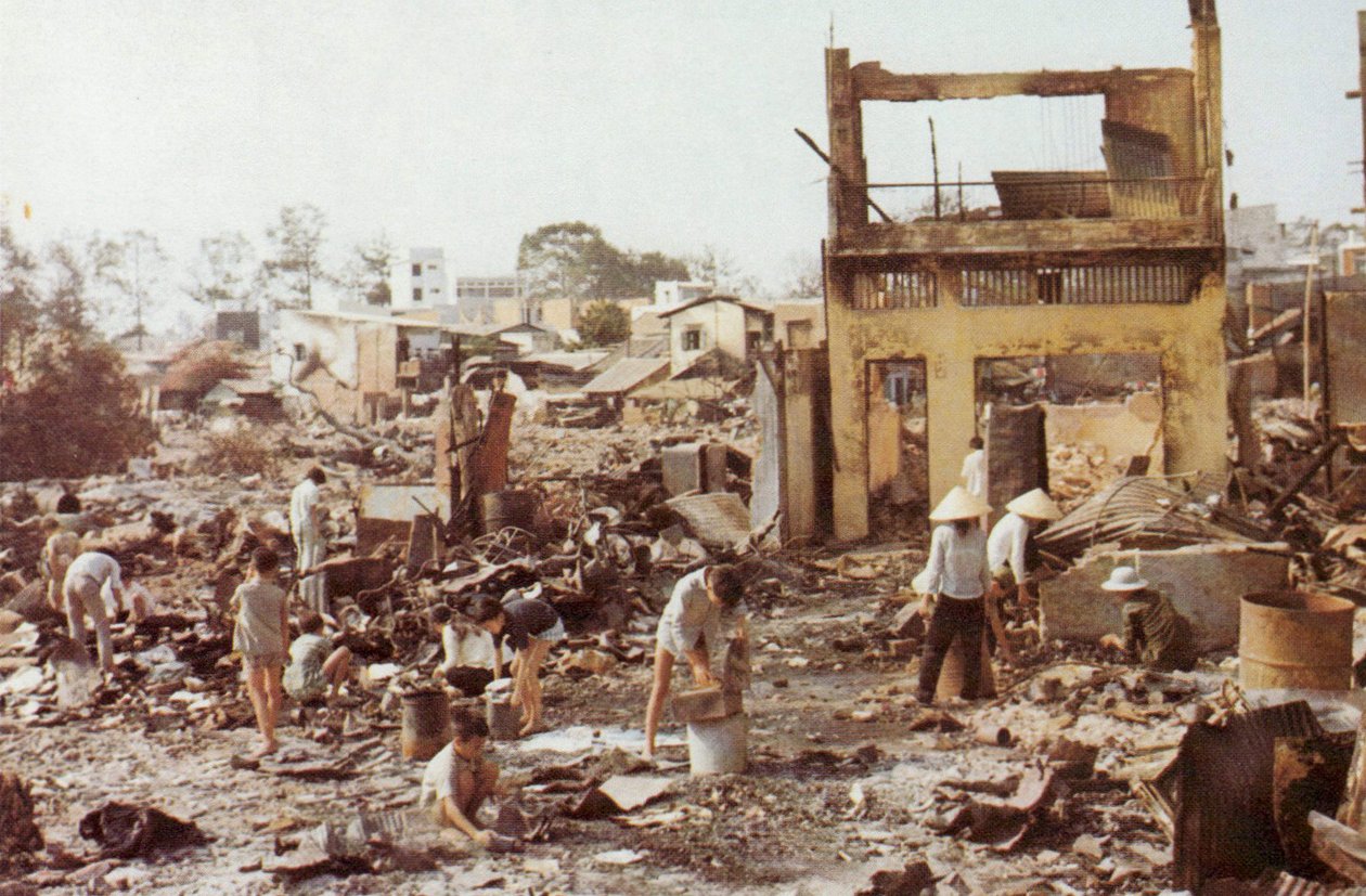 民間人は、チョロン（1968年のベトナム戦争、テト攻撃、中国のサイゴンのひどく損傷を受けた中国のセクション）の自宅の廃墟を整理します。 作： 不明不明