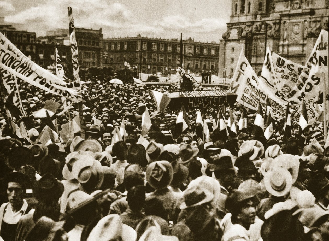 メキシコシティの群衆は石油備蓄の国有化を祝う、1938年3月 作： 不明不明