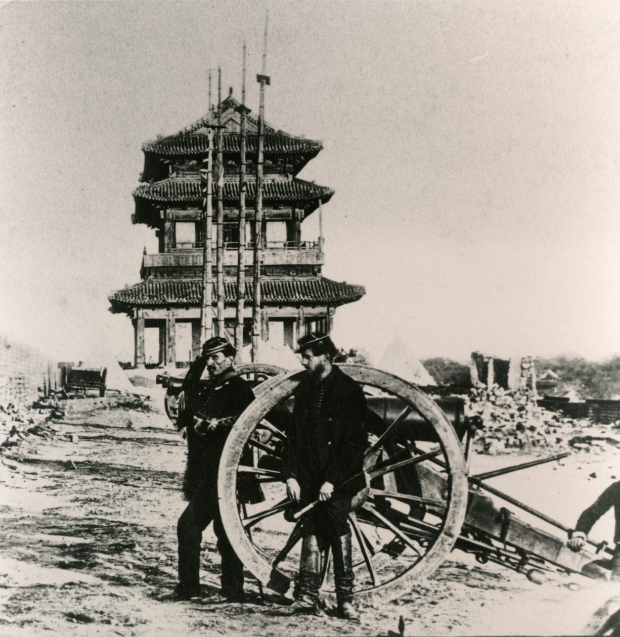 1860年の中国への英仏遠征中に北京の大砲でフランスの兵士 作： 不明不明