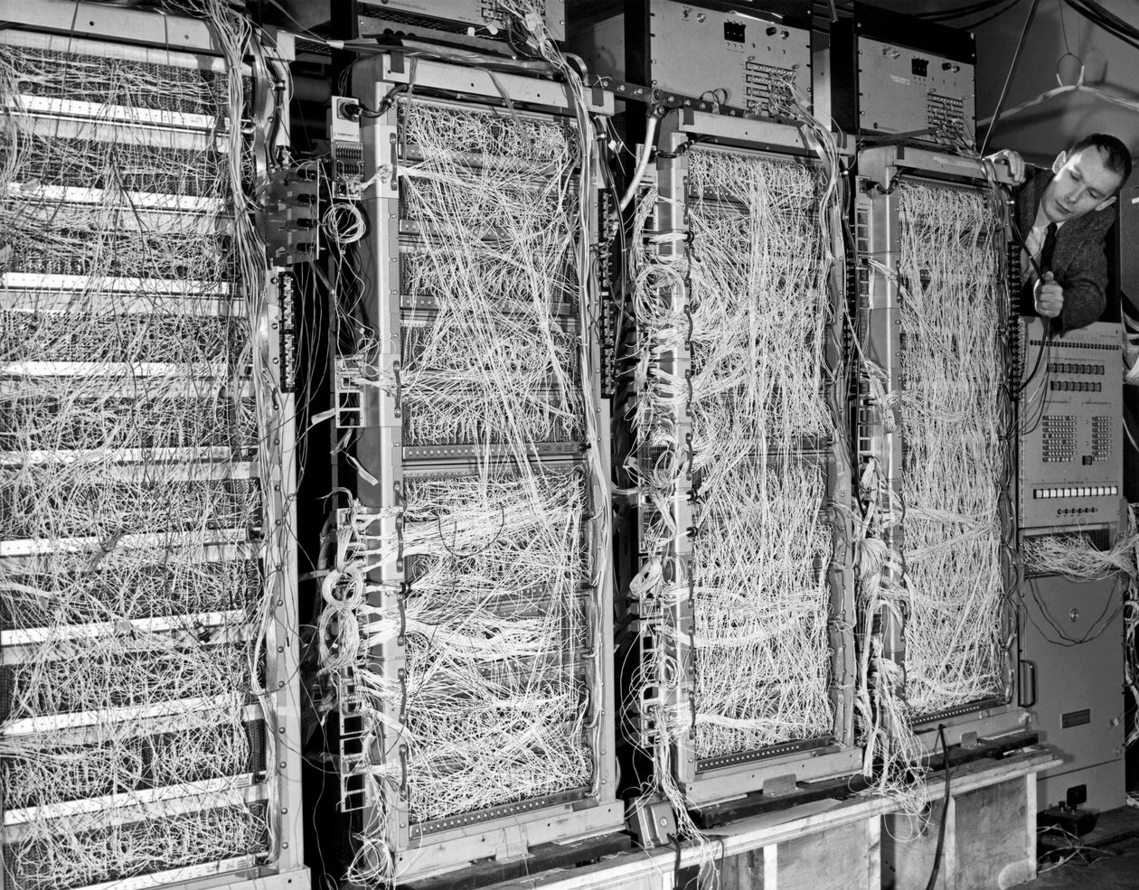 メインフレームコンピュータの内部 作： 不明不明
