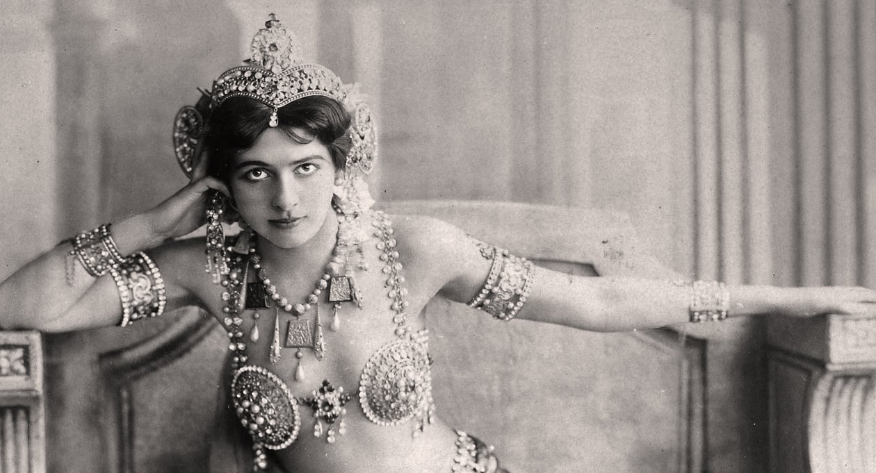 ジュエルビキニを着たマタハリ。 1910年頃 作： 不明不明