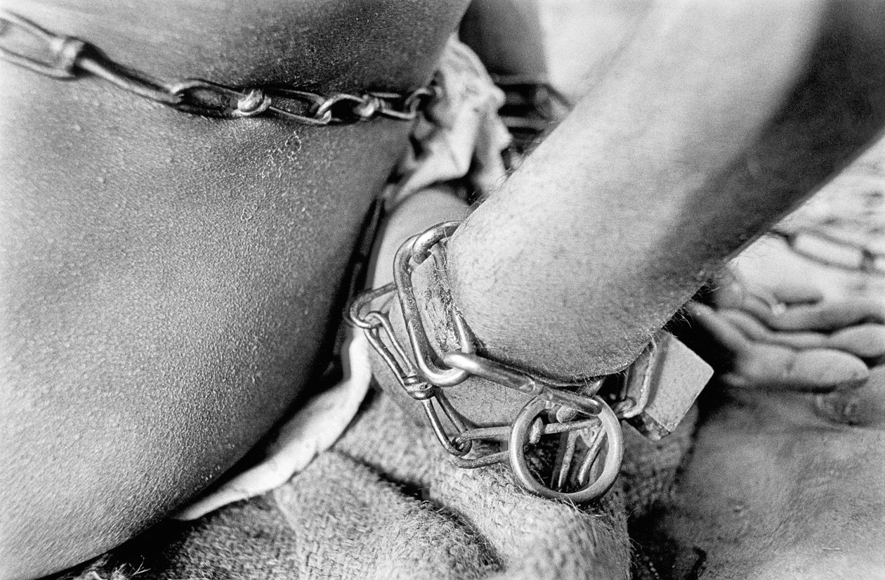 Ein psychisch Kranker wird in einem privaten Krankenhaus in Kishorganj von Dr. Sultan Uddin Bhuiyan behandelt. Er hat seine eigene Methode zur Behandlung von Geisteskrankheiten, genannt "Ketten sie an". Die Patienten erhalten nur Gemüse und Reis als Nahrun von Unbekannt Unbekannt