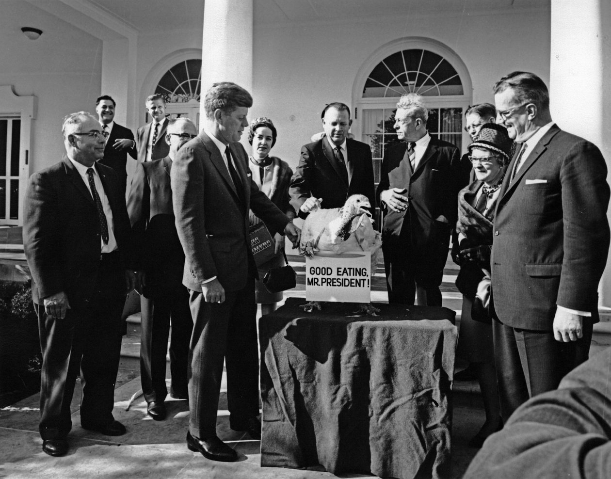 ジョンF.ケネディ大統領が1963年11月のホワイトハウスで感謝祭の七面鳥を受け取る 作： 不明不明